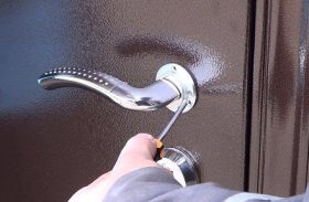 Замена дверной ручки металлической двери в Гаврилов-Ям